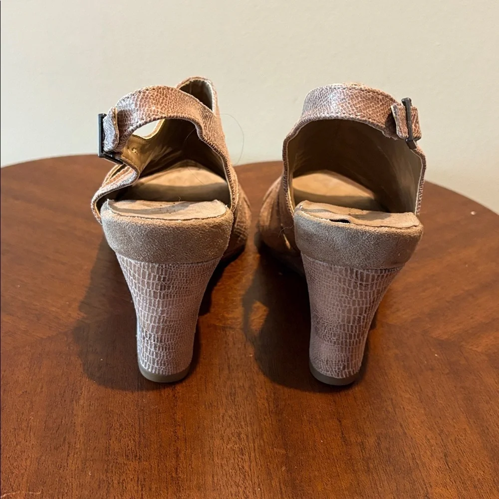 Aerosoles  open toe sling back shoe/wedge heel  tan sparkly leather/suede size 9 - Picture 7 of 14